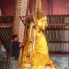 Un home viste un Buda no Wat Phanan Choeng
