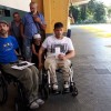 Protesta de Amizade ante a imposibilidade de que un mozo poida viaxar en cadeira de rodas nun autobús de Alsa