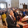 O deputado socialista Santos Héctor realiza a ofrenda á Virxe Peregrina como patroa da provincia