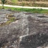 Petroglifos en el Parque Etnoarqueolóxico das Cabanas Prehistóricas de Outeiro das Mouras, en Salcedo