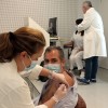 Rafa Domínguez, médico de Urgencias del Hospital QuirónSalud, recibe la vacuna anti-covid en el Hospital Provincial