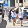 Personas caminando por el paseo de Silgar en Sanxenxo