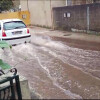 Vehículo pasando por la zona inundada en Lourizán