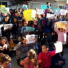 Protesta ante o Marcos da Portela para reclamar o pediatra en Monte Porreiro
