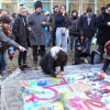 Estudiantes de Belas Artes elaboran un sudario para el pintor Manolo Moldes