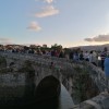 Concentración en defensa de la sanidad pública en el puente medieval entre Ponte Sampaio y Soutomaior