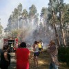 Efectivos dos Bombeiros de Pontevedra sufocan o incendio no lugar de Vilar, en Ponte Sampaio, con axuda dos veciños