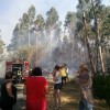 Efectivos de los Bomberos de Pontevedra sofocan el incendio en el lugar de Vilar, en Ponte Sampaio, con ayuda de los vecinos