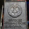 Placa co escudo da antiga RDA