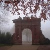 Porta do castelo entre a néboa