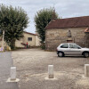 Atrio de la capilla de San Mauro, con el crucero dañado y las limitaciones de estacionamiento