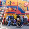 Alberto Oubiña visita a los participantes en el 'Obradoiro Mural Artístico Colectivo' 