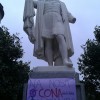 Protesta de Galiza Nova en la estatua de Colón para decir no a la Ley del aborto