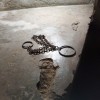 Cadeas no interior dun calabozo do mercado de escravos
