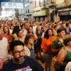 Público siguiendo el concierto de Tanxugueiras en calles próximas a la Praza de España