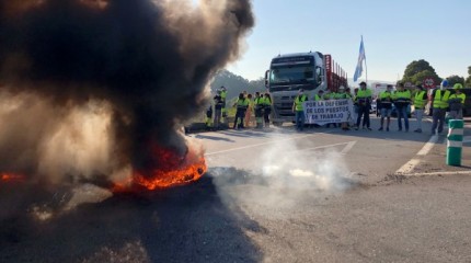 Traballadores de ENCE cortan o tráfico con barricadas nas saídas cara a Vigo e Marín