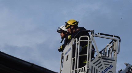 Os bombeiros revisan de urxencia unha casa de Marcón