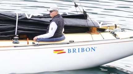 O rei emérito sobe a bordo do Bribón para adestrar pola ría de Pontevedra