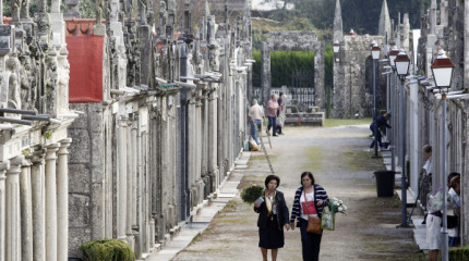 O cemiterio de San Amaro 'ponse guapo' para o día de Todos os Santos