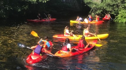 Jornada de piragüismo puesta en marcha por el Concello de A Lama en el río Oitavén