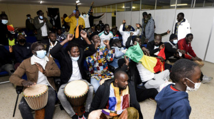 Aficionados senegaleses asisten a la final de la Copa de África en Santiaguiño do Burgo