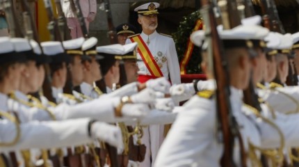 El rey Felipe VI preside en la Escuela Naval la entrega de reales despachos