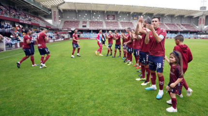 Partido de homenaxe a Charles no Estadio Municipal de Pasarón