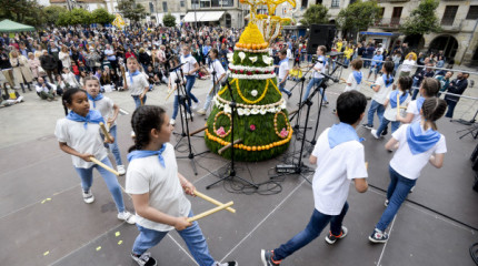 Los 'maios' vuelven a amenizar el 1 de mayo en Pontevedra tres años después