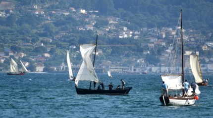 Embarcaciones tradicionales y música para exhibir la cultura marinera en Combarro