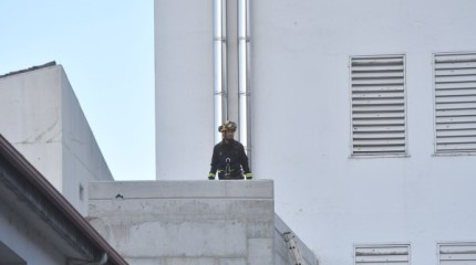 Intervención dos bombeiros na residencia de estudantes do CGTD