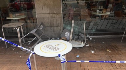 Accidente contra a fachada e a terraza dunha panadería