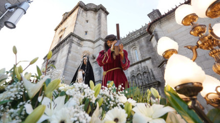 Procesión da Santísima Virxe da Soidade e Xesús Nazareno coa Cruz ao lombo