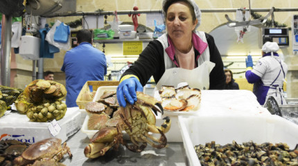 El mal tiempo encarece el precio del marisco en el mercado de abastos de Pontevedra