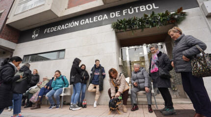 Persoas esperando para comprar unha entrada para ver o partido de fútbol da selección española