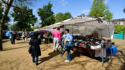 Más curiosos que clientes en el primer día de la feria en la Alameda