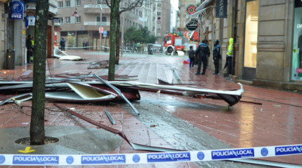 El fuerte viento y la lluvia de un nuevo temporal causa numerosas incidencias en la ciudad