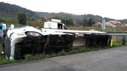 Camión envorcado en Alba