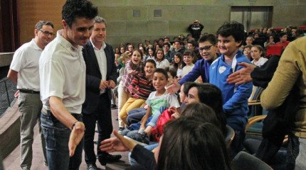 Gómez Noya celebra con escolares pontevedreses el Premio Princesa de Asturias