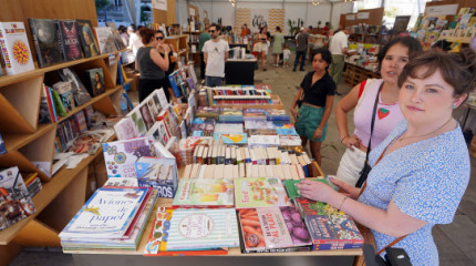 La Festa dos Libros desafía al calor y abre sus puertas en A Ferrería