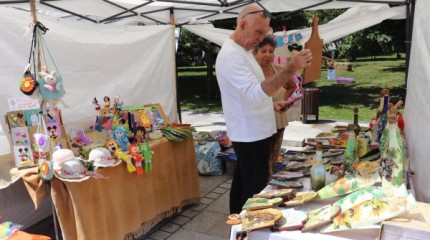 La feria multisectorial de Campo Lameiro desafía a las altas temperaturas