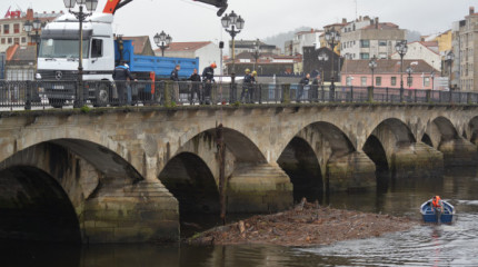 Retiran un tronco y arrastres del río en el puente del Burgo