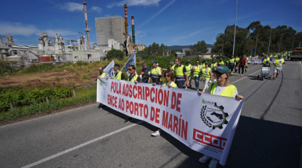 Marcha de traballadores de Ence desde a fábrica de Lourizán ao Porto de Marín