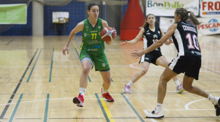 Imaxes do partido entre Club Baloncesto Arxil e Raca Granada no CGTD de Pontevedra