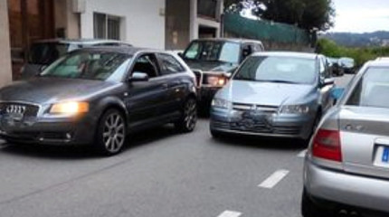 Vehículos mal estacionados en la Travesía Juan Bautista Andrade