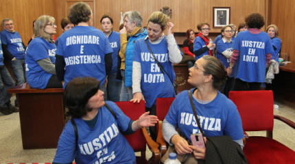 Decenas de trabajadores de la Justicia manifiestan su postura ajena a los sindicatos