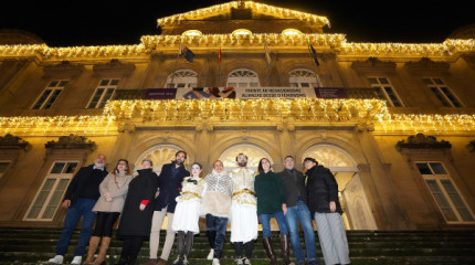 Carmela Silva, presidenta de la Deputación, enciende las luces de Navidad de los edificios de la institución provincial