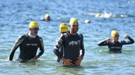 Douscentos deportistas cruzan a nado Raxó