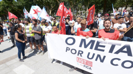 Protesta de trabajadores del Metal ante la Deputación de Pontevedra