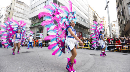 Pontevedra goza do seu Entroido cun multitudinario desfile polas rúas da cidade