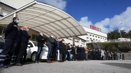 Minuto de silencio de los trabajadores de la sede de Froiz en Lourido por el fallecimiento de Magín Froiz